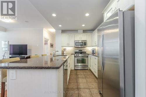 1005 - 360 Pearl Street, Burlington, ON - Indoor Photo Showing Kitchen With Upgraded Kitchen