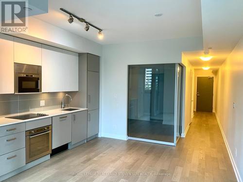 704 - 17 Dundonald Street, Toronto, ON - Indoor Photo Showing Kitchen