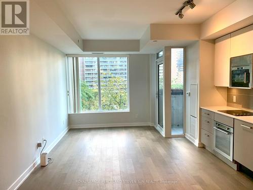 704 - 17 Dundonald Street, Toronto, ON - Indoor Photo Showing Kitchen