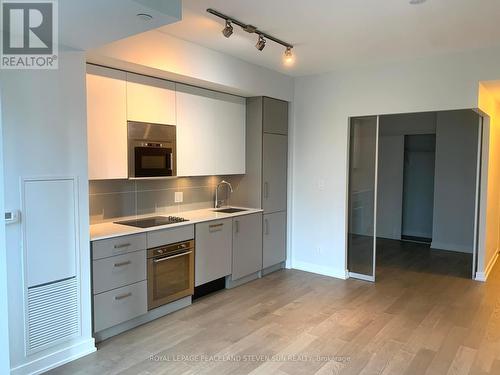 704 - 17 Dundonald Street, Toronto, ON - Indoor Photo Showing Kitchen