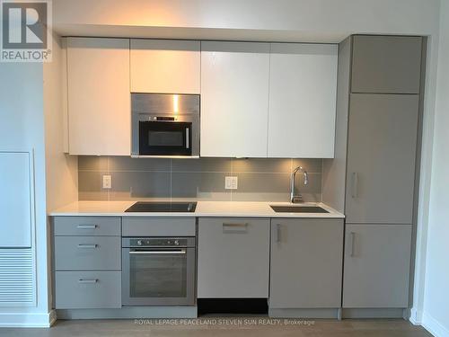 704 - 17 Dundonald Street, Toronto, ON - Indoor Photo Showing Kitchen