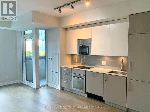 704 - 17 Dundonald Street, Toronto, ON - Indoor Photo Showing Kitchen