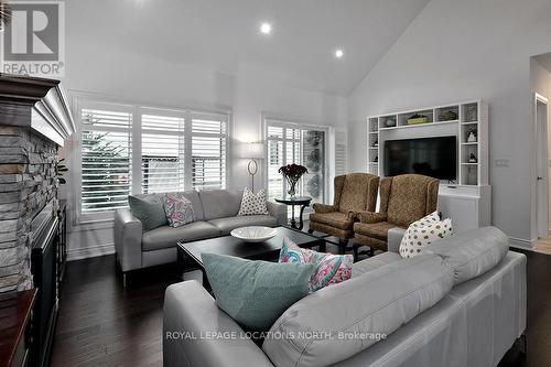 112 Admiral'S Trail, Blue Mountains, ON - Indoor Photo Showing Living Room