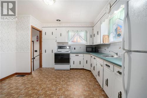 24 Mclean Boulevard, Perth, ON - Indoor Photo Showing Kitchen