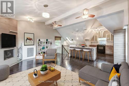 312 Seaton Street, Toronto, ON - Indoor Photo Showing Living Room