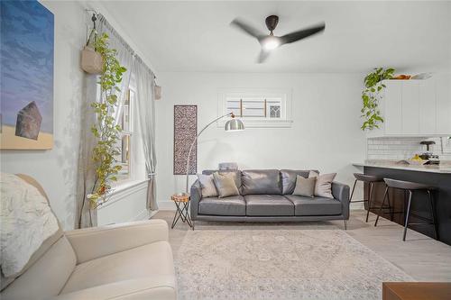 688 Ashburn Street, Winnipeg, MB - Indoor Photo Showing Living Room