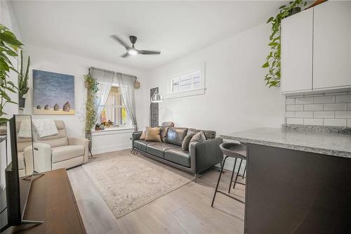 688 Ashburn Street, Winnipeg, MB - Indoor Photo Showing Living Room