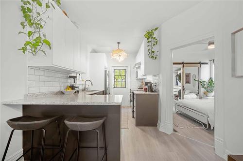 688 Ashburn Street, Winnipeg, MB - Indoor Photo Showing Kitchen With Upgraded Kitchen