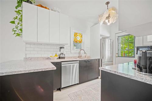 688 Ashburn Street, Winnipeg, MB - Indoor Photo Showing Kitchen With Upgraded Kitchen