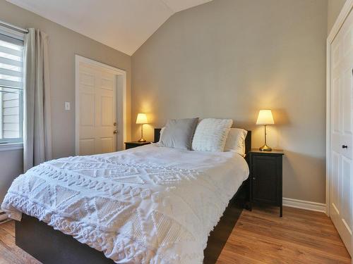 Master bedroom - 5-25 Place Charles-Lemoyne, Sainte-Catherine, QC - Indoor Photo Showing Bedroom