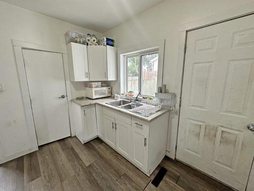 32 Bendell Street, Thunder Bay, ON - Indoor Photo Showing Kitchen With Double Sink