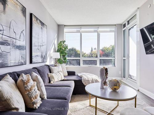 428-7608 Yonge St, Vaughan, ON - Indoor Photo Showing Living Room