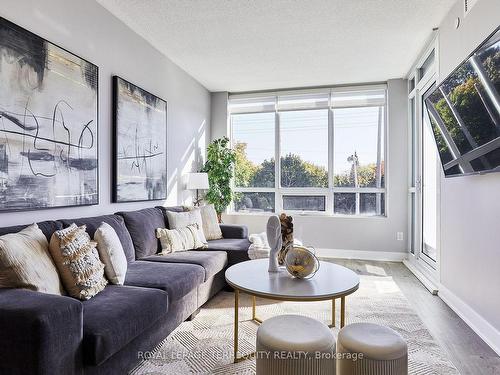 428-7608 Yonge St, Vaughan, ON - Indoor Photo Showing Living Room