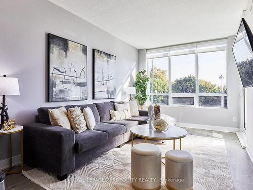 428-7608 Yonge St, Vaughan, ON - Indoor Photo Showing Living Room