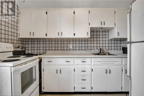 86 St Andrews Street, Cambridge, ON - Indoor Photo Showing Kitchen