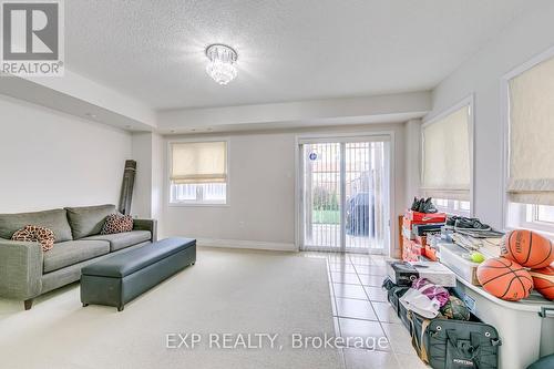 751 Candlestick Circle, Mississauga, ON - Indoor Photo Showing Living Room