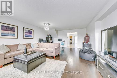 751 Candlestick Circle, Mississauga, ON - Indoor Photo Showing Living Room