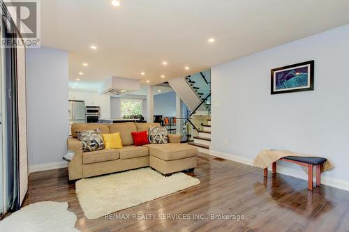 18 Trillium Court, Brampton, ON - Indoor Photo Showing Living Room