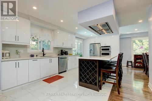 18 Trillium Court, Brampton, ON - Indoor Photo Showing Kitchen With Upgraded Kitchen