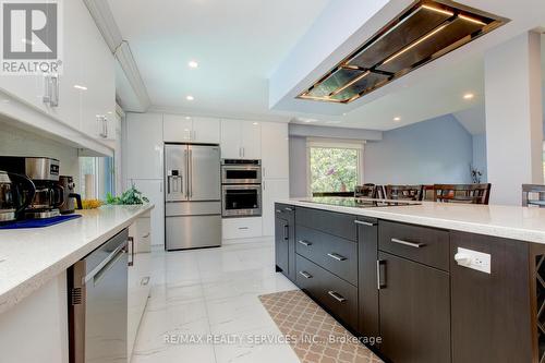 18 Trillium Court, Brampton, ON - Indoor Photo Showing Kitchen With Stainless Steel Kitchen With Upgraded Kitchen