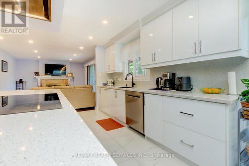 18 Trillium Court, Brampton, ON - Indoor Photo Showing Kitchen