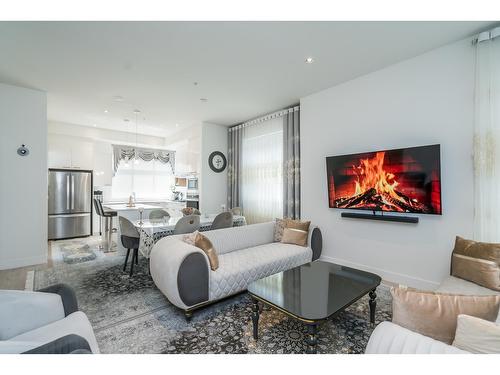 44 20852 78B Avenue, Langley, BC - Indoor Photo Showing Living Room