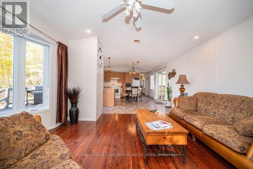 346 Mcmahon Road, Admaston/Bromley, ON - Indoor Photo Showing Living Room