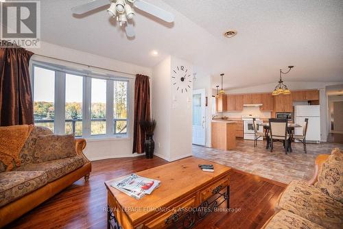 346 Mcmahon Road, Admaston/Bromley, ON - Indoor Photo Showing Living Room