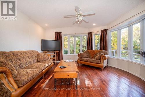 346 Mcmahon Road, Admaston/Bromley, ON - Indoor Photo Showing Living Room