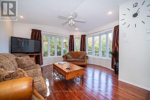 346 Mcmahon Road, Admaston/Bromley, ON - Indoor Photo Showing Living Room