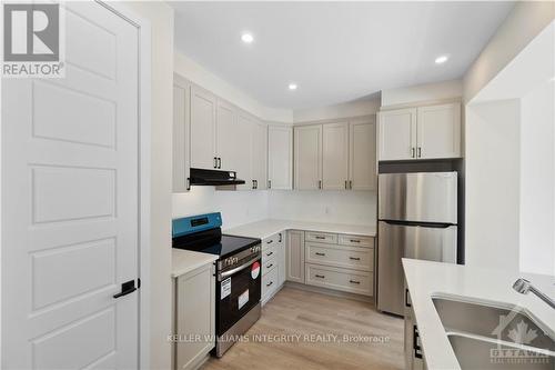 60 Stitch Mews, Ottawa, ON - Indoor Photo Showing Kitchen With Double Sink With Upgraded Kitchen