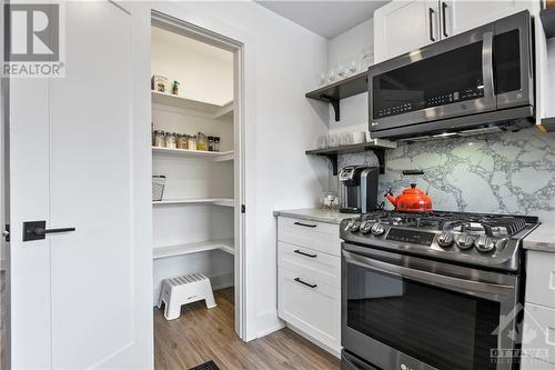 938 Riddell Avenue N, Ottawa, ON - Indoor Photo Showing Kitchen