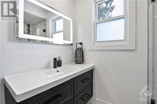 938 Riddell Avenue N, Ottawa, ON - Indoor Photo Showing Bathroom