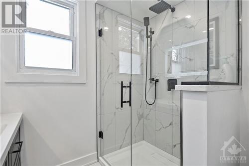 938 Riddell Avenue N, Ottawa, ON - Indoor Photo Showing Bathroom