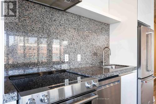 606 - 75 Portland Street, Toronto, ON - Indoor Photo Showing Kitchen