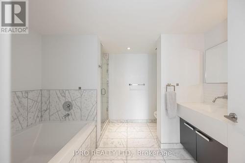 927 - 55 Stewart Street, Toronto, ON - Indoor Photo Showing Bathroom