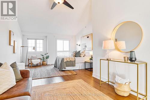 30 Windsor Street, Toronto, ON - Indoor Photo Showing Living Room