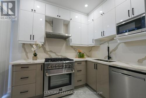 467 Woodsmere Crescent, Pickering, ON - Indoor Photo Showing Kitchen With Double Sink With Upgraded Kitchen