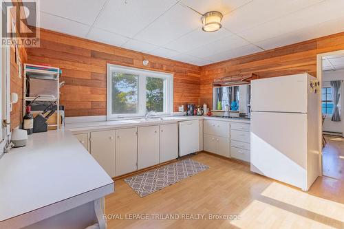 7856 Sydney Walkway, Lambton Shores (Port Franks), ON - Indoor Photo Showing Kitchen