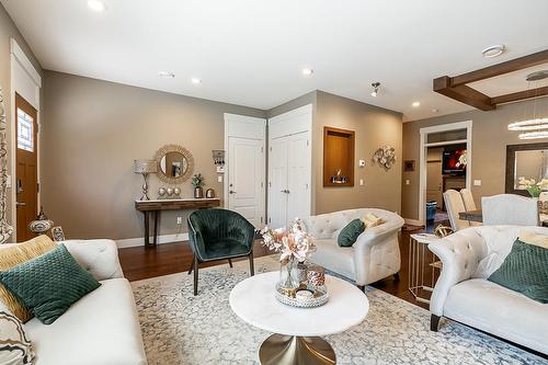 7 15988 32 Avenue, Surrey, BC - Indoor Photo Showing Living Room