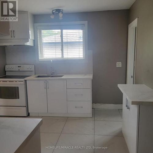 32 Belmont Drive, Brampton, ON - Indoor Photo Showing Kitchen