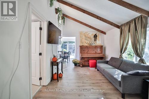 6068 Drummond Road, Niagara Falls, ON - Indoor Photo Showing Living Room