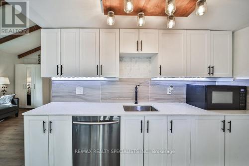 6068 Drummond Road, Niagara Falls, ON - Indoor Photo Showing Kitchen