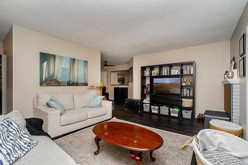 1806 10620 150 Street, Surrey, BC - Indoor Photo Showing Living Room