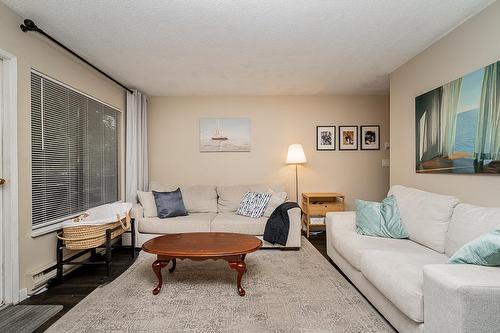 1806 10620 150 Street, Surrey, BC - Indoor Photo Showing Living Room