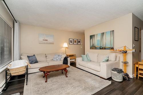 1806 10620 150 Street, Surrey, BC - Indoor Photo Showing Living Room