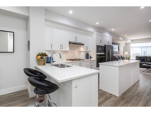 23 19239 70 Avenue, Surrey, BC - Indoor Photo Showing Kitchen With Double Sink With Upgraded Kitchen