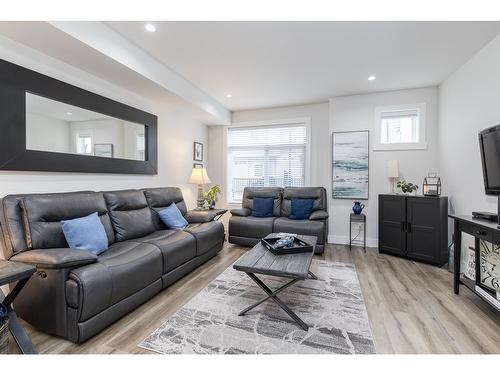 23 19239 70 Avenue, Surrey, BC - Indoor Photo Showing Living Room