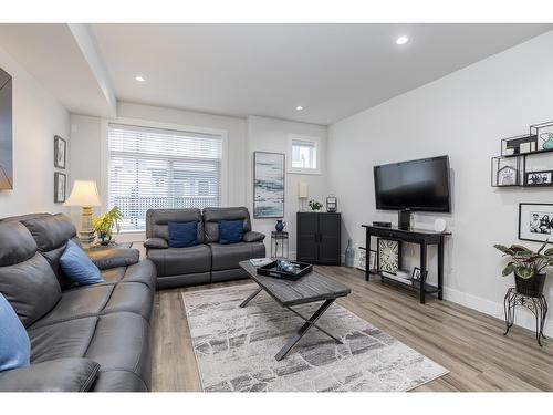 23 19239 70 Avenue, Surrey, BC - Indoor Photo Showing Living Room