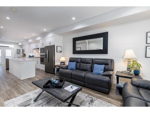 23 19239 70 Avenue, Surrey, BC - Indoor Photo Showing Living Room